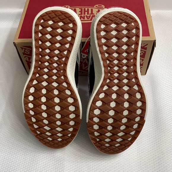 Vans men’s Ultra range Exo black and off white - Picture 8 of 10